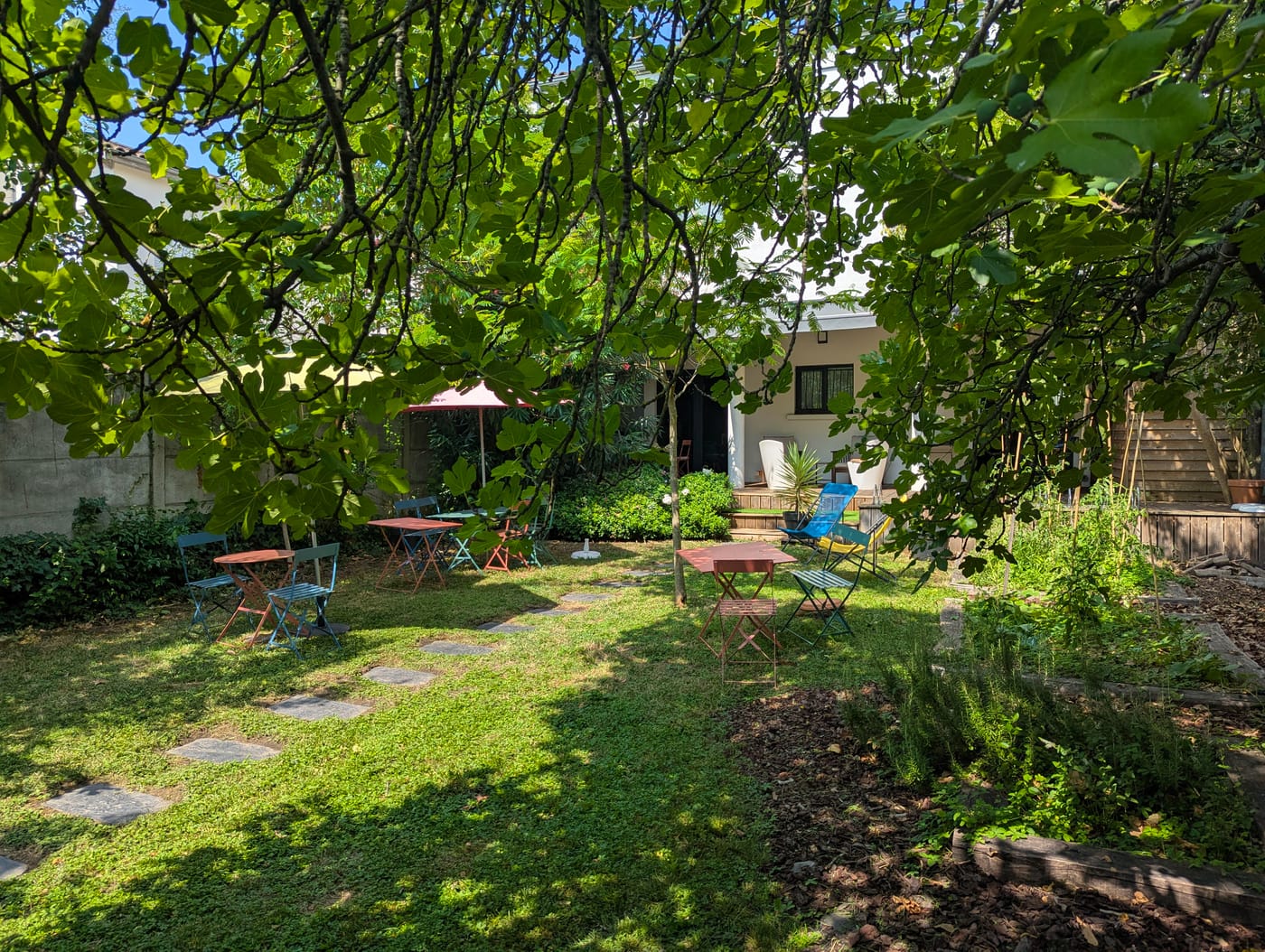 Jardin verdoyant et ensoleillé du tiers-lieu écoresponsable BigFive Coworking aux Chartrons à Bordeaux