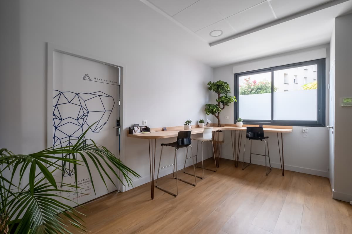 L'espace nomade Xhosa et son Stadium seating, ouvert sur le jardin de BigFive Coworking